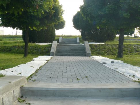 Chodník a opěrné zídky na koupališti